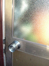 ドアノブの上の角のガラス面を三角にハンマーや石で割り、
手を突っ込んで鍵を開けられる手口が多いです。勝手口の扉